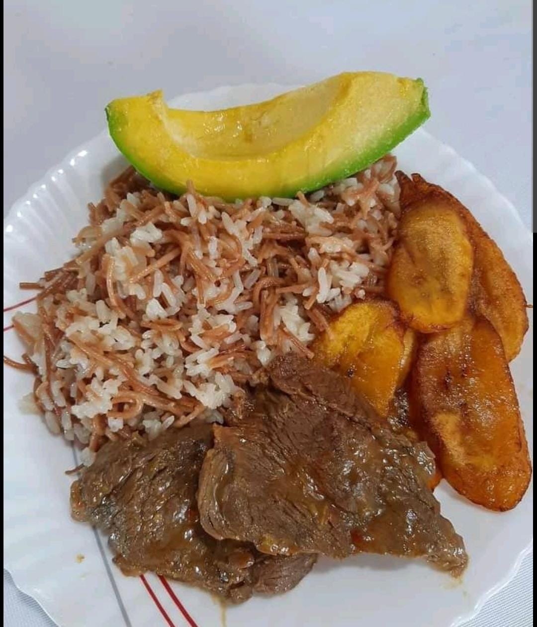 Arroz de fideos y carne en bistec