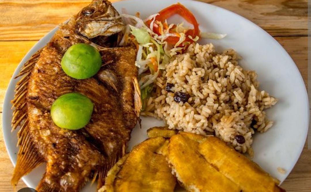 Arroz de frijoles y pescado