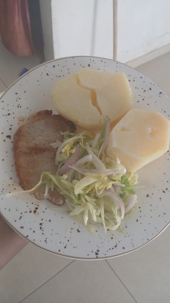 Papá y lomo de cerdo y ensalada